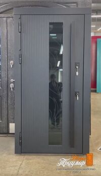серая теплая входная дверь для современного коттеджа со стеклянной вставкой.JPG